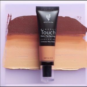 Skin Perfecting Concealer in the Color Scarlet